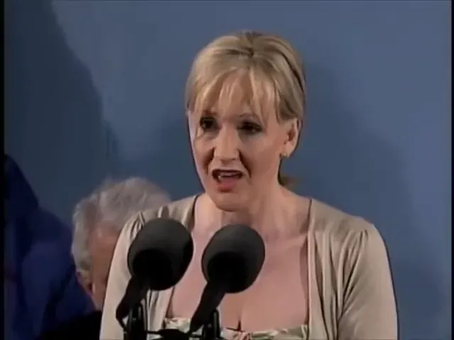 J.K. Rowling พูดถึงความรับผิดชอบของผู้สำเร็จการศึกษา